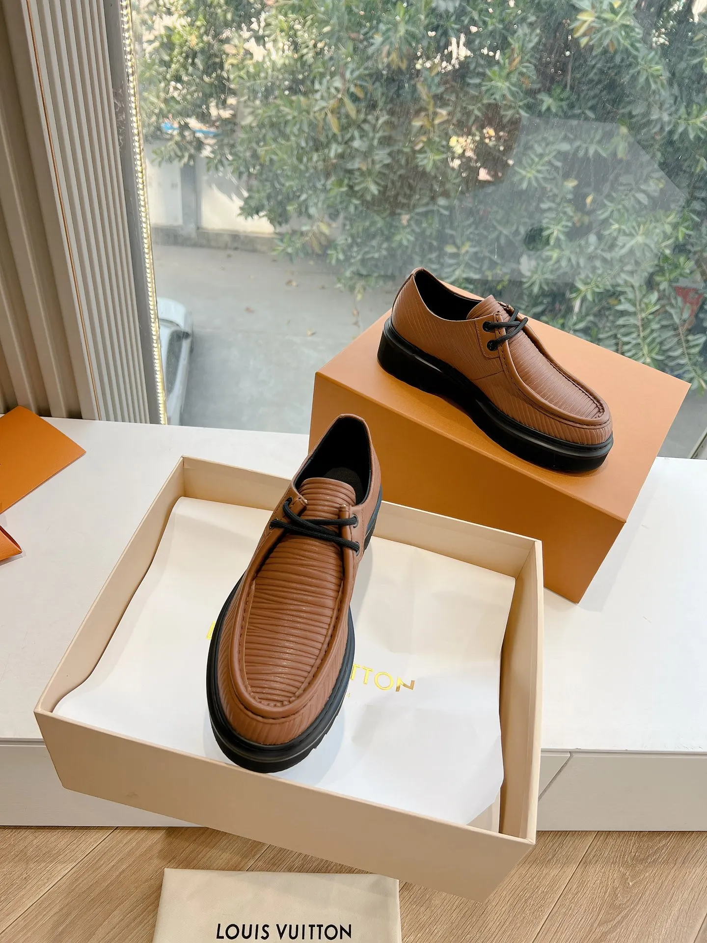 👟👟Ex-factory price 720👟👟 What you see is what you get G199 top version Louis Vuitto Louis Vuitton LV donkey brand L Carrefour shoes Archlight classic Skate sports and leisure thick-soled shoes Your LV outfit is shared today Louis Vuitton Presbyopic thick-soled loafers Original purchase and development Production Original purchase and development Production This LV Archlight sneaker is from Cut from cow leather in a playful shape. Double laces embellished with Louis Vuitton logo beading. The wide tongue and wavy outsole establish recognition, both are decorated with the LV Circle logo ▪️Fabric: Original imported original material ▪️Inner lining: Original customized lining ▪️Sole: Original molded genuine ▪️Size: Women's 35-45 (please note male and female when ordering at 39.40, 45 is not refundable or exchangeable for customization)